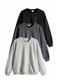 Drie sweaters in zwart, antracietgrijs en lichtgrijs. Elke sweater heeft een ronde hals, lange mouwen en een losse pasvorm.