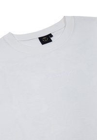 Witte katoenen t-shirt met een ronde halslijn, voorzien van een subtiel geborduurd logo "TOMORROWLAND" in lichte draad op de voorkant.