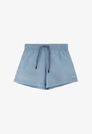 Pantalones cortos casuales azul claro con cintura elástica y cordón blanco y negro, pequeña etiqueta de la marca en la parte inferior derecha de la pierna.