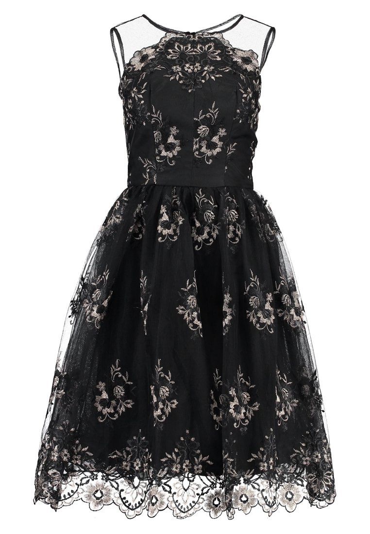 Černé šaty s květinovou výšivkou, průhledným síťovaným živůtkem a vrstvenou tylovou sukní. Obsahují propracovanou krajkovou lemovku na okraji.