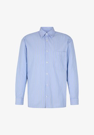 Lichtblauw overhemdd met verticale strepen in het wit en goud. Het heeft een enkel borstzakje en lange mouwen met knoopmanchetten.