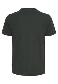 Camiseta de manga corta verde oscura hecha de tejido suave. Presenta un cuello redondo clásico y un dobladillo recto en la parte inferior con un detalle mínimo.