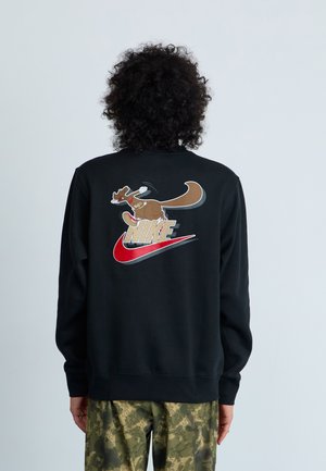 Zwarte sweatshirt met een groot, multikleurig cartoonlogo van een eekhoorn en het Nike-swoosh in rood en wit. Lange mouwen en ribgebreide manchetten.