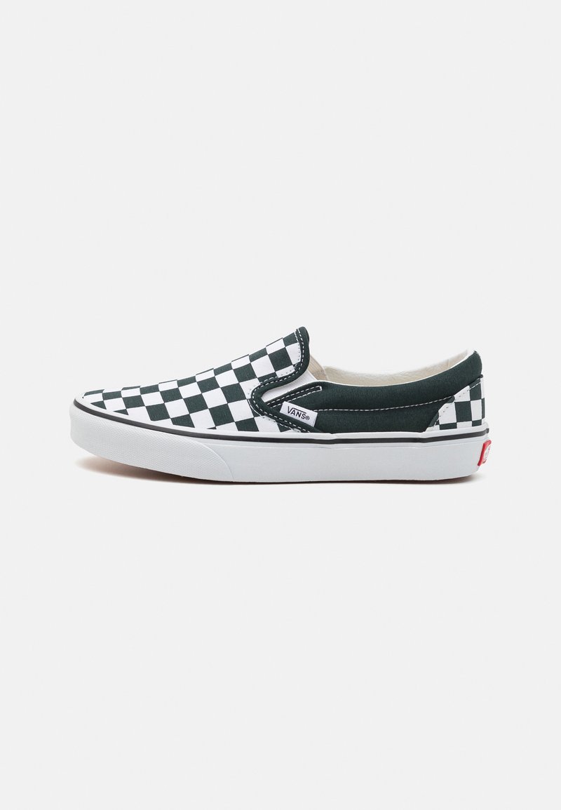 Čiernobiele kockované slip-on topánky z plátna s bielou gumovou podrážkou a malým červeným logom na päte.