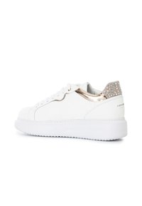 Sneakers bianchi in pelle con un accento dorato e un retro grigio texture con strass incastonati. Suola spessa bianca con motivo antiscivolo.