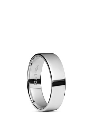 Sileä, kiillotettu hopeasormus, jossa on tasaiset reunat ja sisäpuolelle kaiverrettu teksti "925 S TRNDM", valkoista taustaa vasten.