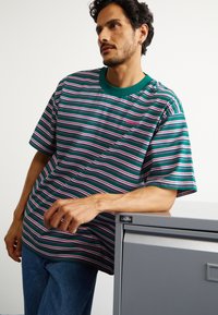 adidas Originals 80S LOOSE STRIPED - T-shirts med print - collegiate green