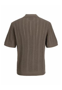 Polo marron en maille à manches courtes avec motifs texturés verticaux et col, poignets et ourlet côtelés, vu de dos.