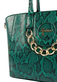 Borsa a tracolla verde con motivo a serpente, dalla finitura lucida, con un accento in catena dorata e un logo circolare. Presenta due maniglie robuste e una forma strutturata.