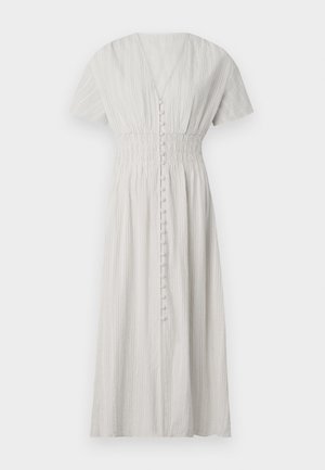 Robe gris clair, longueur genoux, avec un décolleté en V, des manches courtes et une taille smockée. Présente des rayures verticales et des détails de boutons sur le devant.
