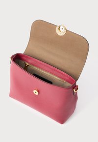 Borsa in pelle rosa con superficie strutturata, accessori dorati e una tasca interna con cerniera. La chiusura superiore svela una fodera beige.