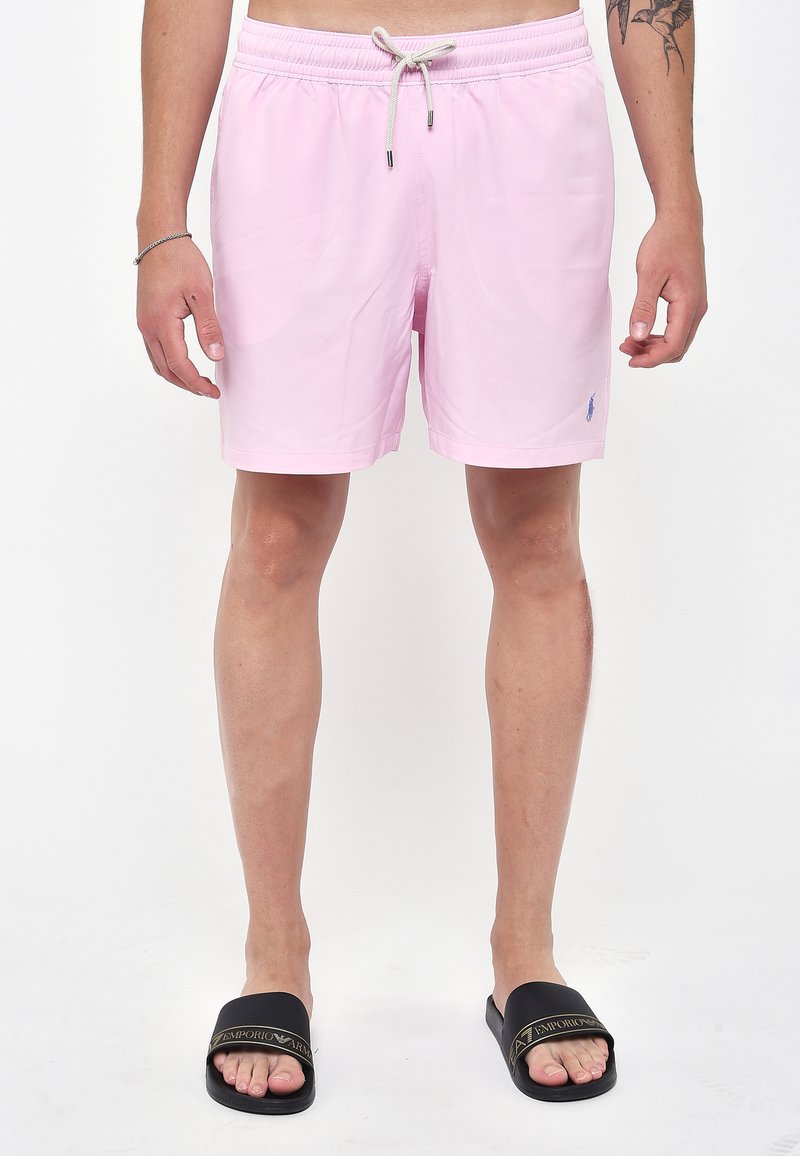 Costumi da bagno rosa chiaro con vita elasticizzata e cordoncino. Presenta un piccolo logo blu sulla coscia sinistra. Texture morbida.