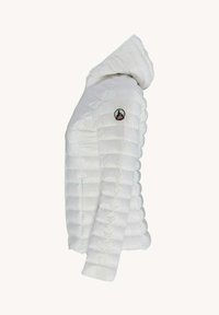 Doudoune blanche et duveteuse avec capuche, présentant une texture matelassée, des poches latérales et un logo rond JOTT sur la manche gauche.