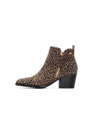 Botín de tobillo con estampado de leopardo, fabricado en tejido texturizado, con punta afilada, detalle de cremallera dorada y tacón ancho negro.