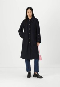 YAS YASQUARTZ BUTTON COAT - Klasický kabát - black