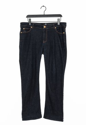 Jeans de mezclilla azul oscuro con un diseño de pierna recta. Presenta herrajes dorados, bolsillos frontales y detalles de costura visibles.