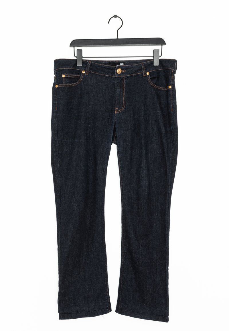 Tmavě modré džíny z denimu se střihom rovné nohy. Obsahují zlaté kování, přední kapsy a viditelné švy.