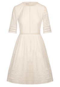 Vestido color crema con mangas cortas, de tejido de ojales texturizado, escote redondo, cintura ajustada y falda acampanada. Presenta adornos decorativos horizontales.