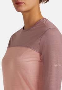 Langärmliges Hemd mit einem pinken und mauvefarbigen Verlauf. Hergestellt aus leichtem Stoff mit glatter Textur und dezenten Nähdetails.