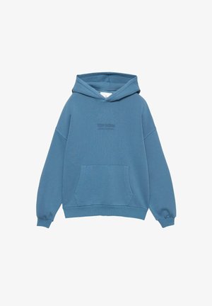 Blauwe pullover hoodie met kangoeroezak en subtiele tekstlogo in het midden van de borst, lange mouwen en geribbelde boorden en zoom.