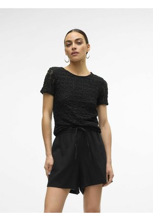 Svart strukturerad kortärmad topp med rund halsringning, ihop med löst sittande svarta shorts med elastisk midja och dragsko.