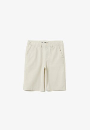 Pantalones cortos beige hechos de tela ligera, con un frente plano, dos bolsillos laterales y una cinturilla elástica con cierre de botón.