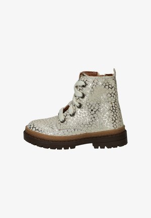 Bottines argentées texturées avec un motif serpent, bout rond, lacets gris et semelle en caoutchouc marron. Présente des œillets en métal et des détails cousus.