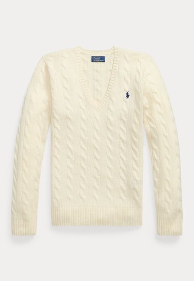 Kremfarget kabelstrikket V-hals-genser med lange ermer og blått Polo Ralph Lauren-logo brodert på brystet.