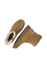Botas de invierno de ante marrón con forro de fleece, suelas robustas y cremallera lateral sobre un fondo blanco.