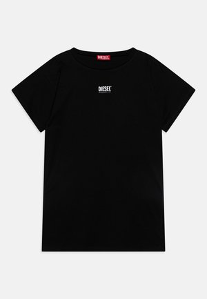 Μαύρο μπλουζάκι με στρογγυλή λαιμόκοψη, κατασκευασμένο από βαμβάκι, με κοντά μανίκια και ένα μικρό λευκό λογότυπο Diesel στο στήθος. Μαλακή υφή, κανονική εφαρμογή.