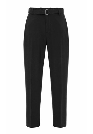 Pantalon noir à coupe droite, équipé d'une ceinture et d'une texture lisse. Poches avant et arrière, détails de couture soignés.