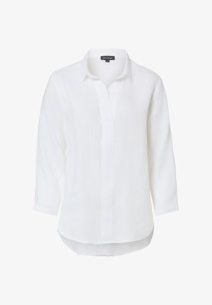 Witte blouse met lange mouwen, knoopsluiting met verborgen knopen en een afgeronde zoom, getoond tegen een effen witte achtergrond.