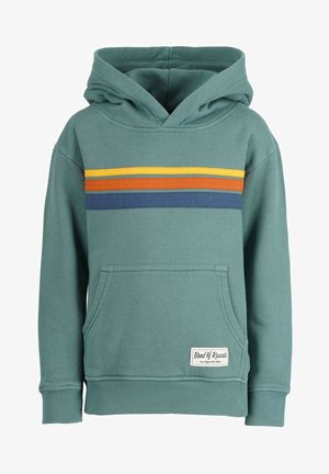 Grøn hættetrøje med en kængurulomme, prydet med horisontale striber i gul, orange og blå over brystet. Lavet af blødt stof.