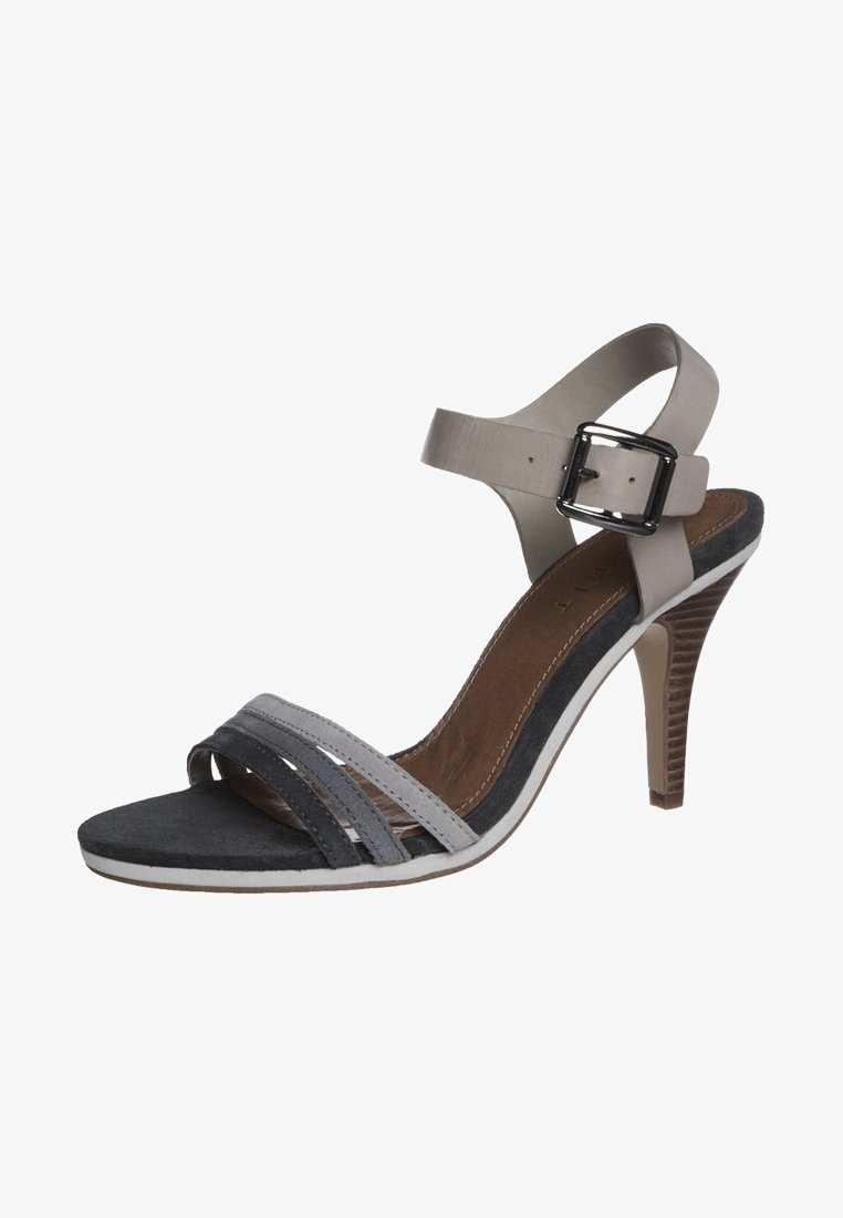 Sandale à talon haut avec bride beige à la cheville et boucle, semelle intérieure marron et trois fines lanières grises sur les orteils.