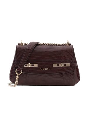 Sac à main en cuir texturé brun foncé avec une bandoulière chaîne dorée et un fermoir, arborant le logo "GUESS" sur le rabat avant.