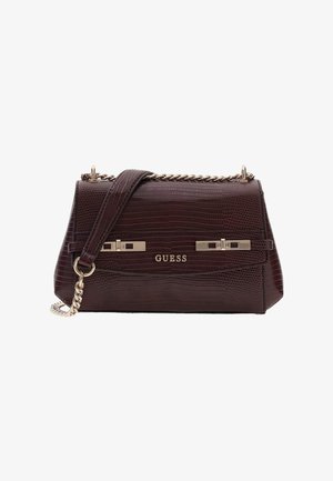 Tamnocrna teksturirana kožna torba s zlatnim lancem i kopčom, s logotipom "GUESS" na prednjem poklopcu.