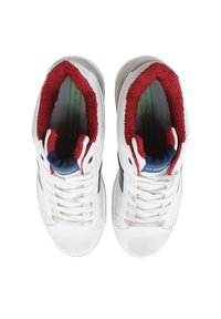 Sneakers bianchi con fodera interna in pile rosso, design con lacci, striscia d'accento blu navy e tomaia in pelle liscia. Presentano un collare e una soletta imbottiti.