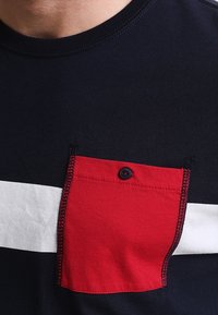 Tommy Hilfiger Triko s potiskem - dark blue