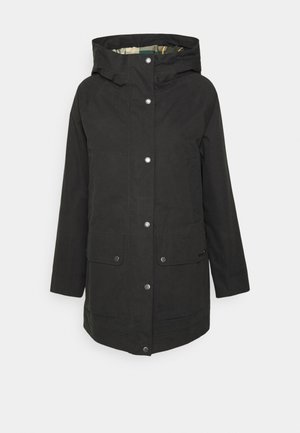 Zwarte waterdichte parka met een capuchon, drukknopen aan de voorkant, twee klepzakken en een gele gestreepte voering. Gladde textuur, middelhoge snit.