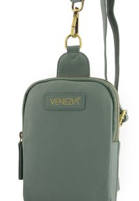Mintgrüne Leder-Umhängetasche mit strukturiertem Finish, goldfarbenem Logo und goldenen Beschlägen. Verfügt über einen Reißverschluss und einen abnehmbaren Riemen.