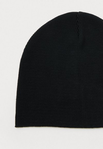 Svart strikket lue med ribbestruktur, rund topp, og uten synlig merke eller dekorasjoner. Laget av et mykt, fleksibelt materiale.
