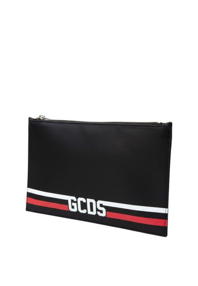 Astuccio rettangolare nero con cerniera, decorato con strisce bianche e rosse e logo "GCDS" bianco al centro in basso.
