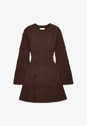 Bruin gebreid jurk met lange mouwen, heeft een ribbelstructuur en een uitlopende silhoeët. Ronde halslijn, gedetailleerd met horizontale patronen.