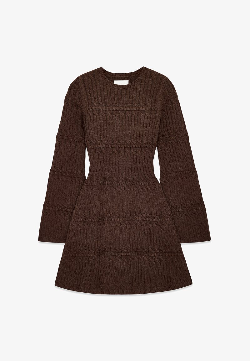 Brūna adīta kleita ar garām piedurknēm, rotāta ar ribotu tekstūru un paplašinātu siluetu. Apaļš izgriezums, rotāts ar horizontālām rakstām.