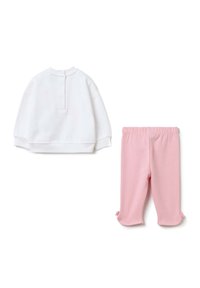 L'ensemble comprend un sweat-shirt blanc à manches longues avec une patte de boutonnage et un pantalon rose à taille élastique avec des ourlets resserrés.