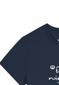 Navyblauwe katoenen t-shirt met korte mouwen en een ronde halslijn, met witte bedrukt tekst op de voorkant. Glad oppervlak.
