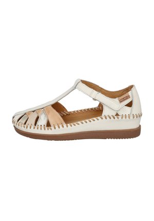 Sandalia de cuero blanca con recortes, acentos metálicos y detalles en beige. Cuenta con un borde cosido y una correa de gancho y bucle para un ajuste seguro.