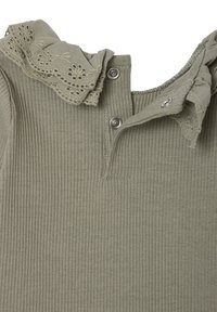 Rippige olivgrüne Kleidung mit einem dekorativen Spitzenkragen, der zwei Druckknöpfe am Ausschnitt aufweist und aus weichem Stoff besteht.