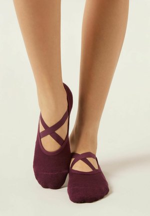 Chaussettes de style ballet en tricot violet foncé avec des bandes élastiques croisées, design à coupe basse et texture douce. Pas de motifs visibles ni de matériel.