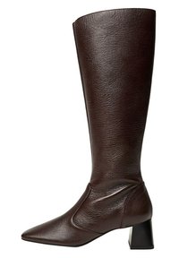 Bota alta de cuero marrón, de punta afilada, con tacón cuadrado y textura suave; presenta un diseño estilizado y toques minimalistas.